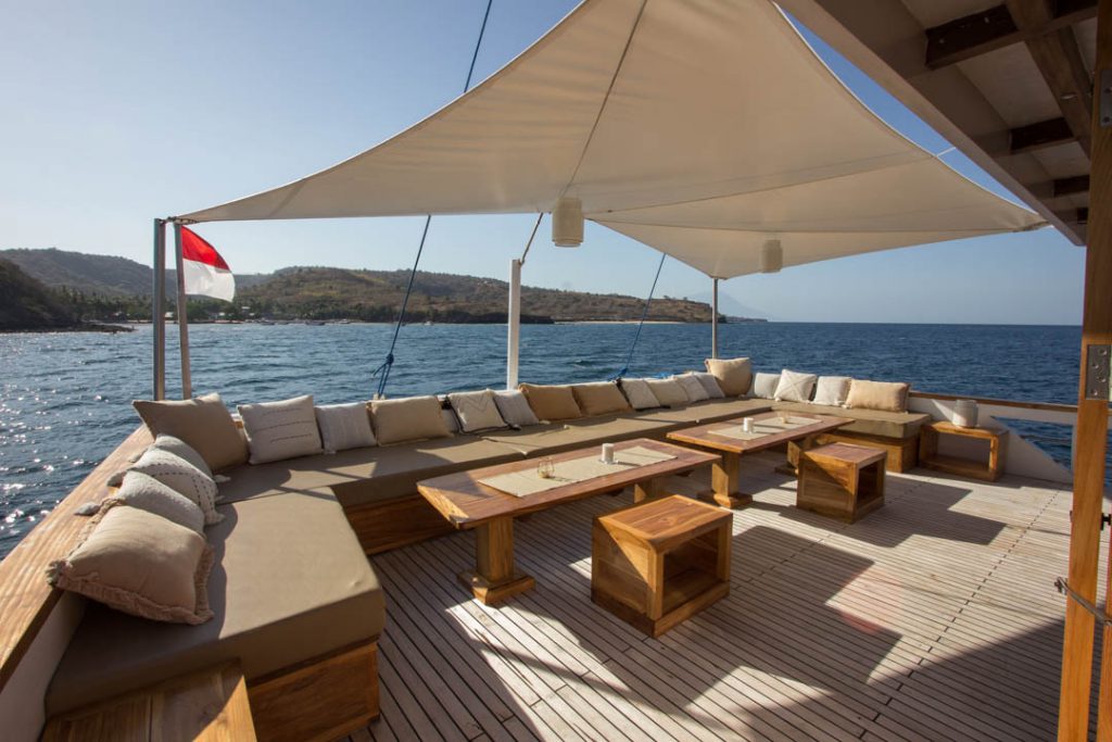 Lounge deck foto sewa kapal fenides phinisi liveaboard