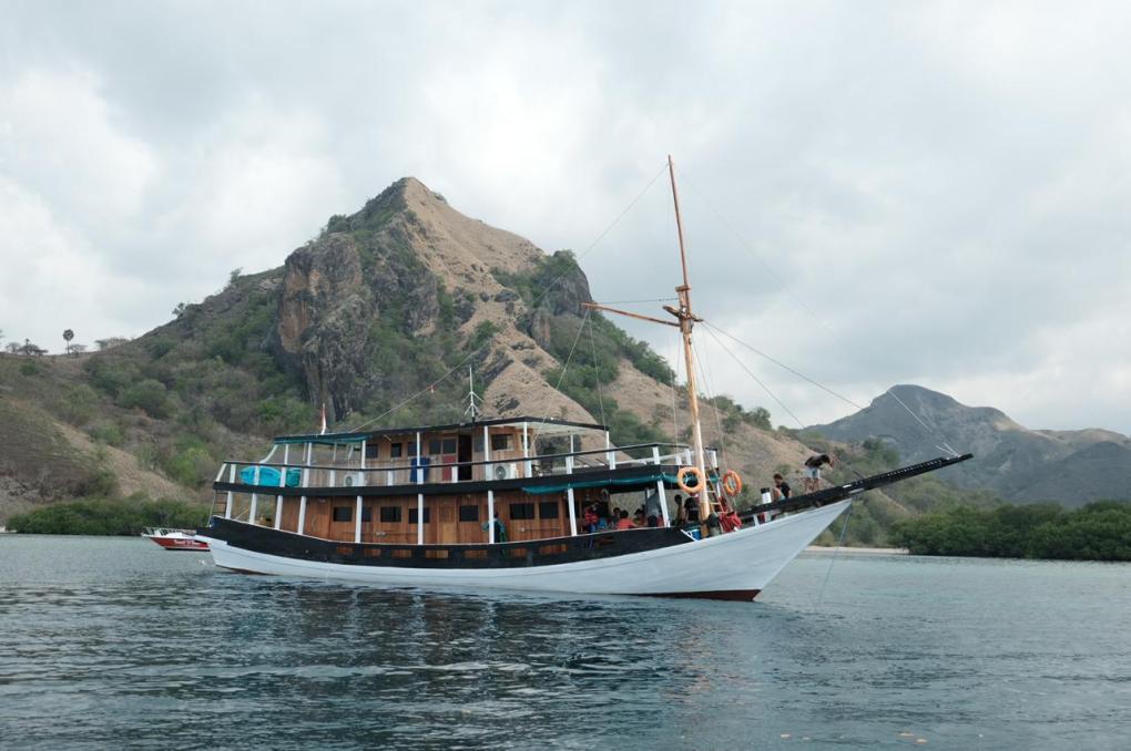 Kapal-La-Dyana-Sewa-Phinisi-Labuan-Bajo