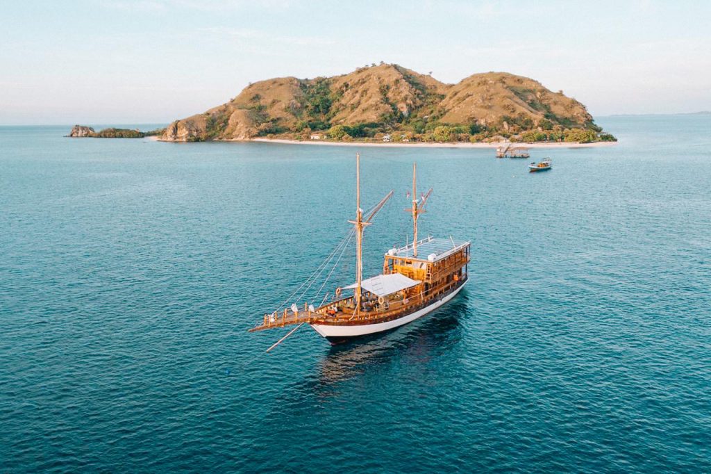 Paket Sewa Kapal Komodo Labuan Bajo – Gammara Phinisi Liveaboard 2021 Harga – Opentrip – Itinerary