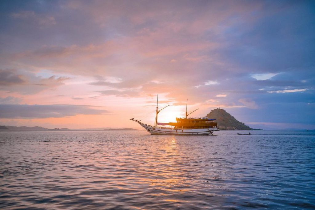 sewa kapal labuan bajo 2022 zada hela