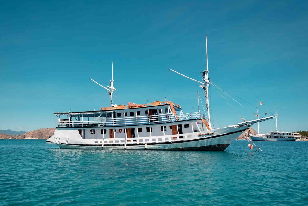 Sewa-Kapal-Lamborajo-I-Labuan Bajo