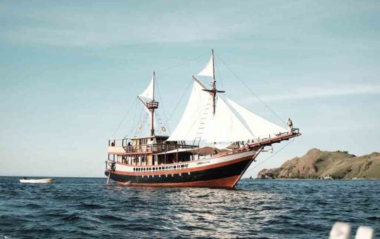 Sewa Kapal Phinisi "Lamborajo II" Labuan Bajo - Paket - Harga - Itinerary